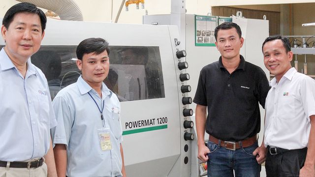 Gerader Weg zum Erfolg: Tony Sulimro (Inhaber von San Lim) und sein Produktionsleiter Nguyen Dinh Khanh, links und rechts davon: Tran Hoia Son und Chung Van Dang (Michael Weinig Asia) Gerader Weg zum Erfolg: Tony Sulimro (Inhaber von San Lim) und sein Produktionsleiter Nguyen Dinh Khanh, links und rechts davon: Tran Hoia Son und Chung Van Dang (Michael Weinig Asia)