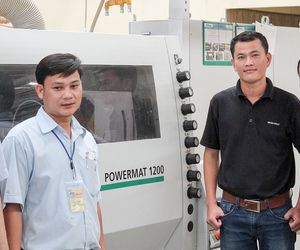 Gerader Weg zum Erfolg: Tony Sulimro (Inhaber von San Lim) und sein Produktionsleiter Nguyen Dinh Khanh, links und rechts davon: Tran Hoia Son und Chung Van Dang (Michael Weinig Asia)