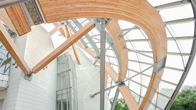 Schiff unter vollen Segeln: 800 m3 BSH und 270 t Duplex-Stahl sind im Louis Vuitton Museum in Paris verbaut – Bild: HESS-TIMBER / Rensteph Thompson Schiff unter vollen Segeln: 800 m3 BSH und 270 t Duplex-Stahl sind im Louis Vuitton Museum in Paris verbaut – Bild: HESS-TIMBER / Rensteph Thompson