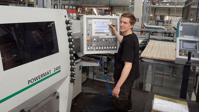 Pedross Mitarbeiter David Vidal: „Kurze Rüstzeit, einfache Einstellungen und hohe Produktivität des Powermat sind beeindruckend.“ Pedross Mitarbeiter David Vidal: „Kurze Rüstzeit, einfache Einstellungen und hohe Produktivität des Powermat sind beeindruckend.“