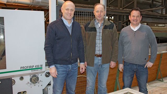 Gruppenbild mit Test-Kandidat: Geschäftsführer Stefan Wyss (mi.) mit Enrico Baier von Raimann (li.) und Erik Barmettler von WEINIG HOLZ-HER Schweiz