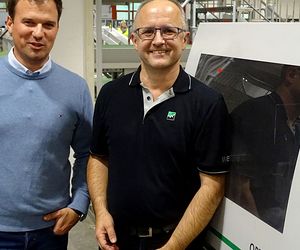 WIN-WIN-Situation für Lieferant und Kunde: Manfred Ness von WEINIG (rechts) mit Tricor-Projektleiter Maik Christmann