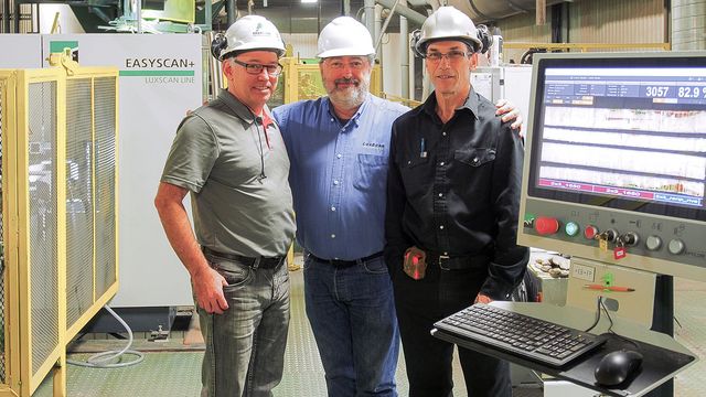 Zufriedene Verantwortliche: Produktionsleiter Alain Mignault und Qualitätsmanager Daniel Tremblay freuen sich mit Thierry Labetoulle von Luxscan (Mitte) über die hohe Holzausbeute. Zufriedene Verantwortliche: Produktionsleiter Alain Mignault und Qualitätsmanager Daniel Tremblay freuen sich mit Thierry Labetoulle von Luxscan (Mitte) über die hohe Holzausbeute.